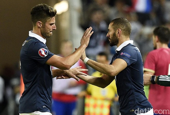 Frances forward Olivier Giroud (L) leaves the pitch next to Frances forward Karim Benzema during the Euro 2016 friendly football match France vs Serbia at the Matmut Atlantique stadium in Bordeaux on September 7, 2015.   AFP PHOTO/ FRANCK FIFE (Photo by FRANCK FIFE / AFP)