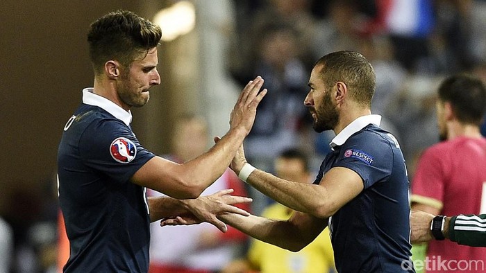 Frances forward Olivier Giroud (L) leaves the pitch next to Frances forward Karim Benzema during the Euro 2016 friendly football match France vs Serbia at the Matmut Atlantique stadium in Bordeaux on September 7, 2015.   AFP PHOTO/ FRANCK FIFE (Photo by FRANCK FIFE / AFP)