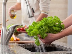 Amankah Mencuci Sayur dan Buah Pakai Sabun untuk Cegah Virus Corona?
