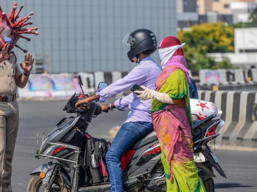 Tegur Warga Saat Lockdown, Polisi India Kenakan Helm Coronavirus Tegur Warga Saat Lockdown, Polisi India Kenakan Helm Coronavirus