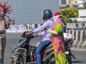 Tegur Warga Saat Lockdown, Polisi India Kenakan Helm Coronavirus Tegur Warga Saat Lockdown, Polisi India Kenakan Helm Coronavirus