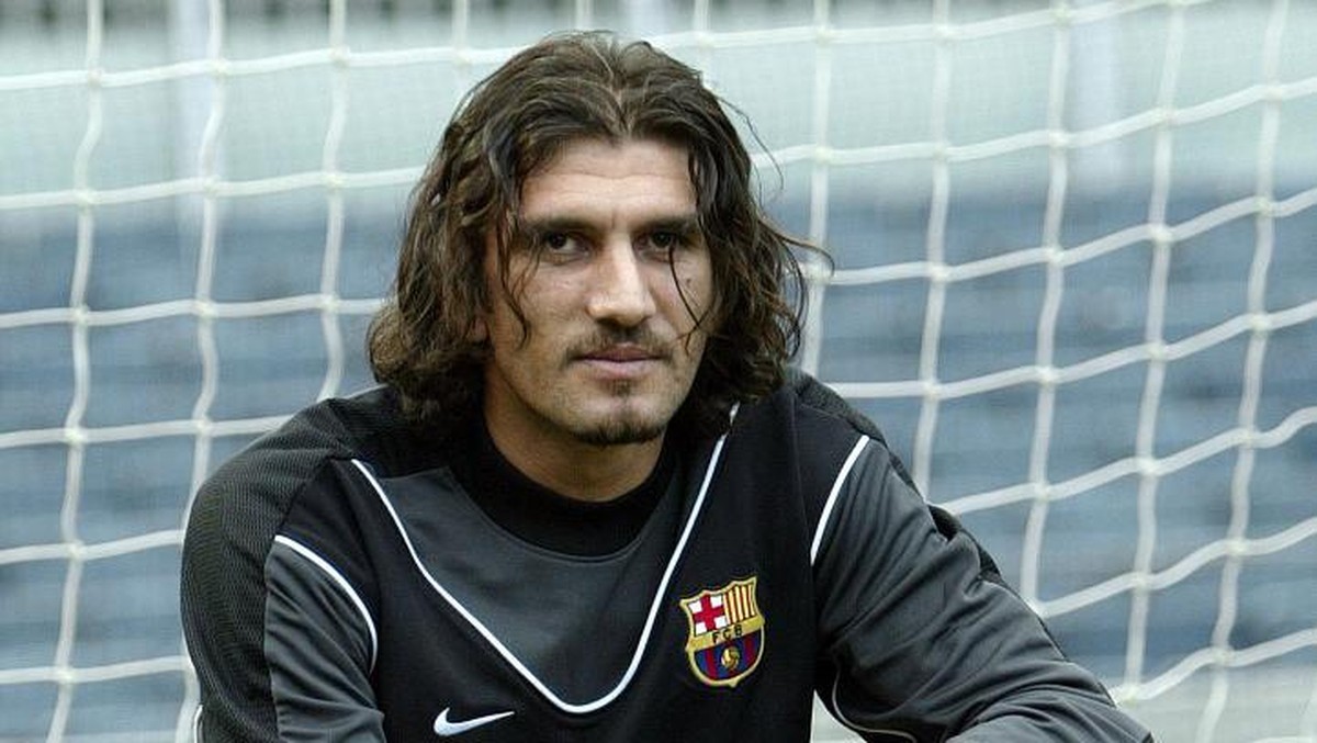 Eks kiper Barcelona, Rustu Recber, terinfeksi virus corona. (Foto: AFP)