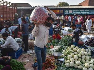 5 Momen Polisi Beri Makanan untuk Kakek hingga Kucing yang Terdampak Corona 5 Momen Polisi Beri Makanan untuk Kakek hingga Kucing yang Terdampak Corona