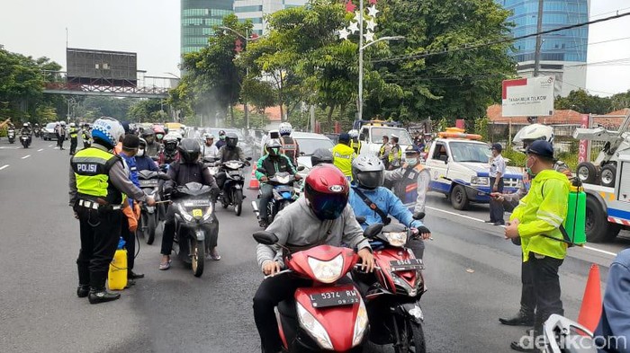 Pemkot Surabaya akan menerapkan isolasi wilayah. Itu dilakukan sebagai upaya untuk menekan penyebaran virus corona.