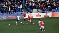 Laga sendiri berjalan ketat. Lima gol tercipta dan satu kartu merah keluar dalam laga yang ramai tersebut. ESPN mencatat, ada 3 ribu orang yang menyaksikan laga tersebut. (Foto: Sergei GAPON / AFP)