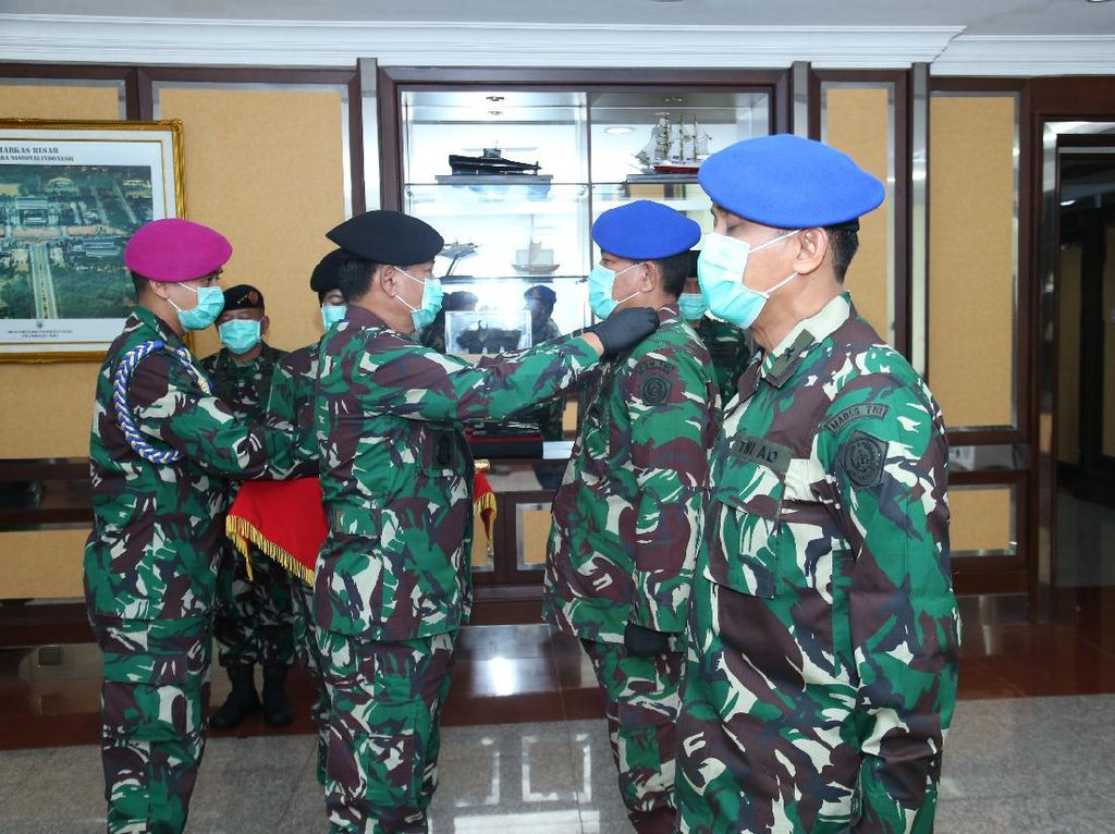 Lengkap Bermasker dan Sarung Tangan, Panglima TNI Pimpin Sertijab Danpuspom Lengkap Bermasker dan Sarung Tangan, Panglima TNI Pimpin Sertijab Danpuspom