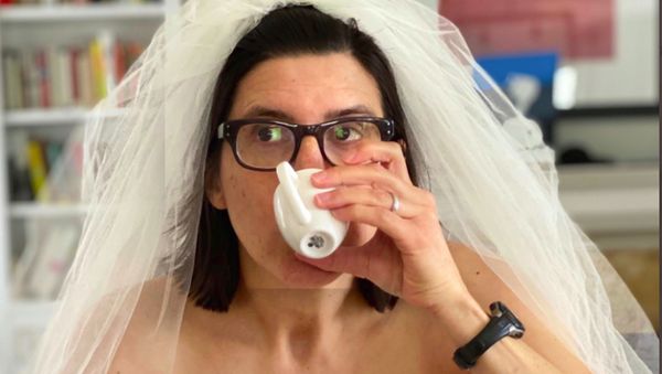 Viral di Twitter, Ibu-ibu Pakai Gaun Pengantin Saat Isolasi Diri