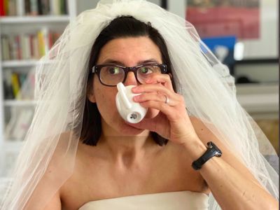 Viral di Twitter, Ibu-ibu Pakai Gaun Pengantin Saat Isolasi Diri