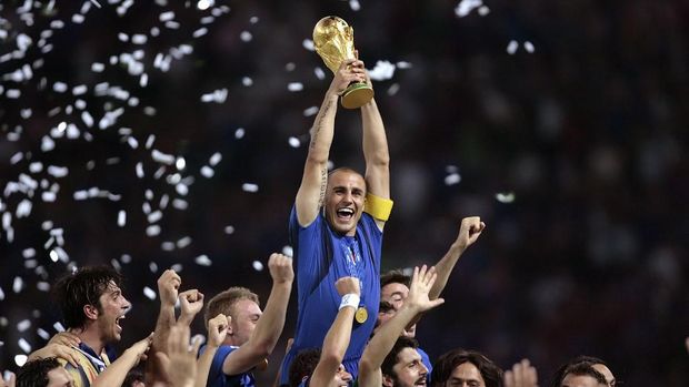 Timnas Italia Italian defender Fabio Cannavaro (C) celebrates with the trophy after the World Cup 2006 final football game Italy vs.France, 09 July 2006 at Berlin stadium. Italy won the 2006 football World Cup by defeating France on penalties. AFP PHOTO PASCAL PAVANI (Photo by PASCAL PAVANI / AFP)