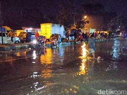 Arus Lalin Jalan Raya Bandung-Garut Masih Lumpuh Akibat Banjir