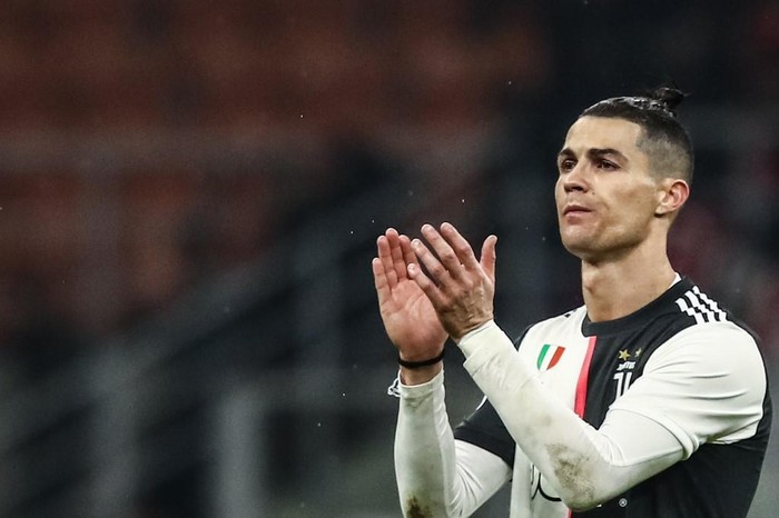 Juventus Portuguese forward Cristiano Ronaldo acknowledges the public at the end of the Italian Cup (Coppa Italia) semi-final first leg football match AC Milan vs Juventus Turin on February 13, 2020 at the San Siro stadium in Milan. (Photo by Isabella BONOTTO / AFP)