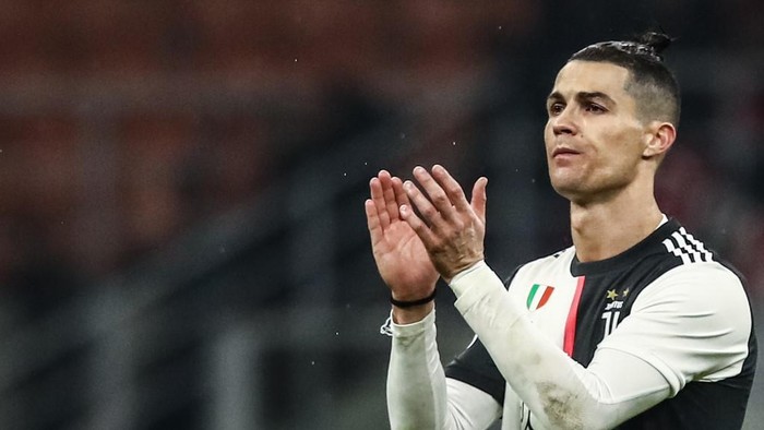 Juventus Portuguese forward Cristiano Ronaldo acknowledges the public at the end of the Italian Cup (Coppa Italia) semi-final first leg football match AC Milan vs Juventus Turin on February 13, 2020 at the San Siro stadium in Milan. (Photo by Isabella BONOTTO / AFP)