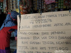 Begini Praktik Physical Distancing Ala Toko Kelontong di Pacitan