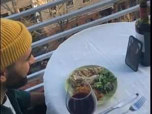 Romantis! Pasangan Ini Tunjukkan Serunya Kencan Saat Social Distancing Romantis! Pasangan Ini Tunjukkan Serunya Kencan Saat Social Distancing