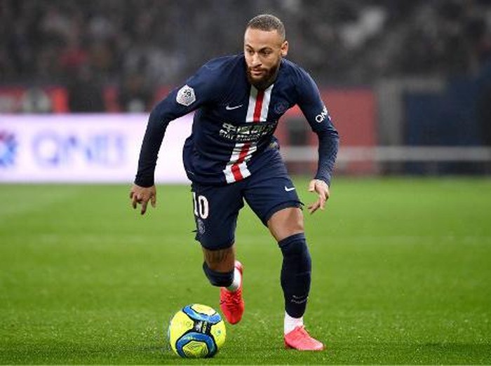 Paris Saint-Germains Brazilian forward Neymar  runs for the ball during the French L1 football match between Paris Saint-Germain (PSG) and Girondins de Bordeaux at the Parc des Princes stadium in Paris, on February 23, 2020. (Photo by FRANCK FIFE / AFP)