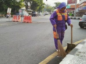 Pandemi Corona, Pasukan Ungu Ciamis Tetap Siaga Bersihkan Jalan