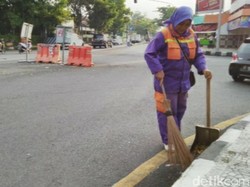 Pandemi Corona, Pasukan Ungu Ciamis Tetap Siaga Bersihkan Jalan