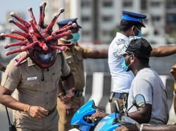 Viral Polisi Berhelm Corona Tertibkan Lockdown di India