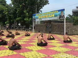 Tangkal Corona, Ratusan Polisi di Purawakarta Dijemur-Disuntik Vitamin