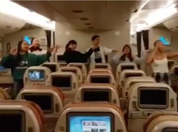 Mahasiswa Menari Hibur Awak Kabin di Penerbangan Terakhir SQ