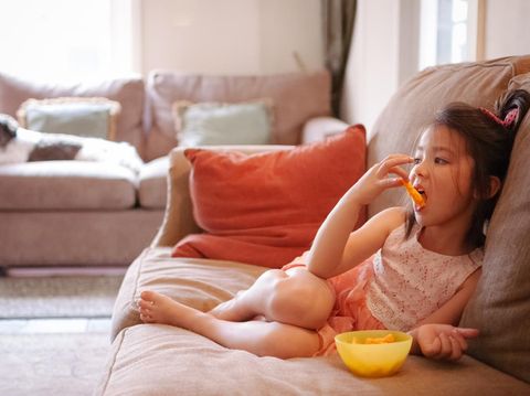 Anak makan camilan