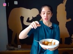 Di Rumah Saja, Ussy Sulistiawaty Bikin Siomay Sampai Steak Sendiri