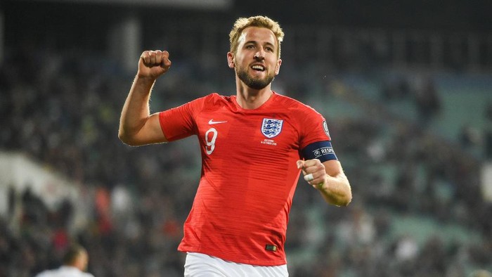 Englands forward Harry Kane (L) celebrates after scoring a goal during the Euro 2020 Group A football qualification match between Bulgaria and England at the Vasil Levski National Stadium in Sofia on October 14, 2019. (Photo by NIKOLAY DOYCHINOV / AFP)