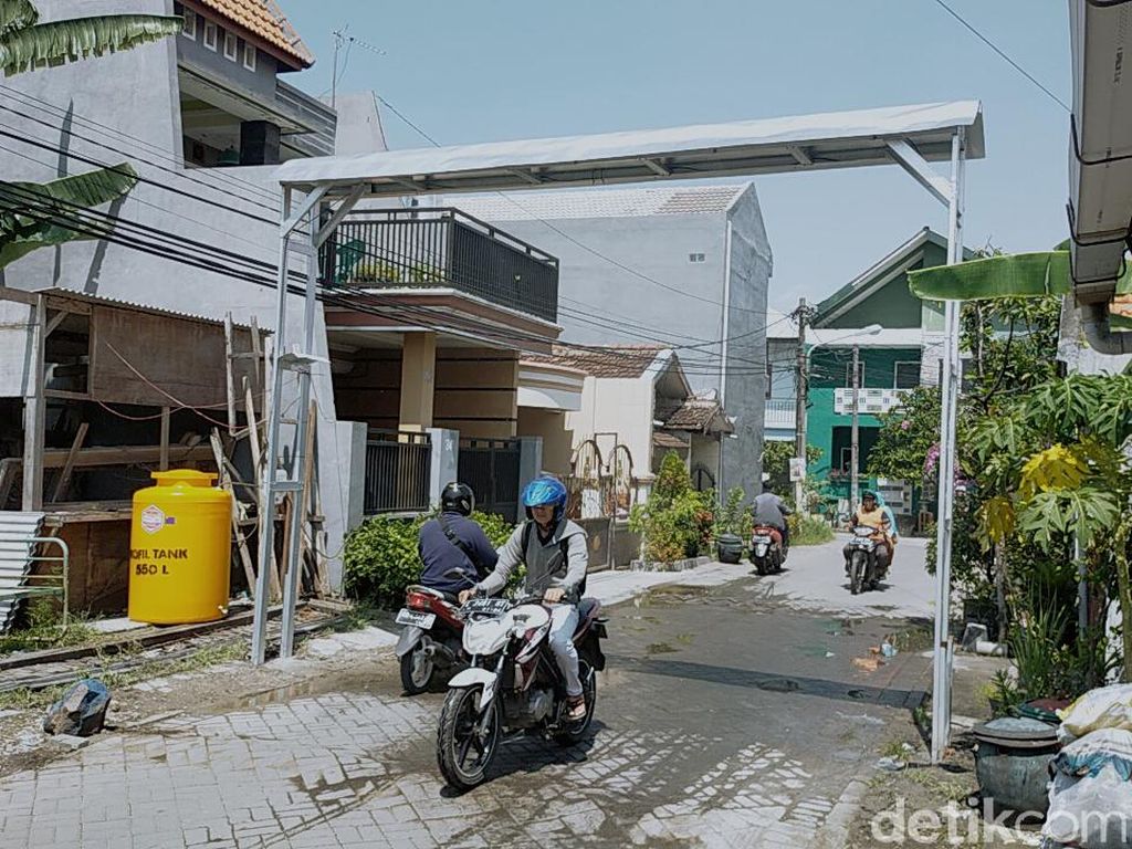 Inovasi Warga Surabaya Cegah Corona, Bikin Gapura Disinfektan Otomatis
