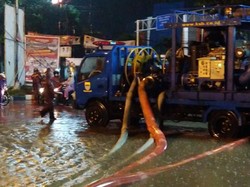 Mobil Penyedot Air Diterjunkan ke Area Banjir di Gedebage Bandung