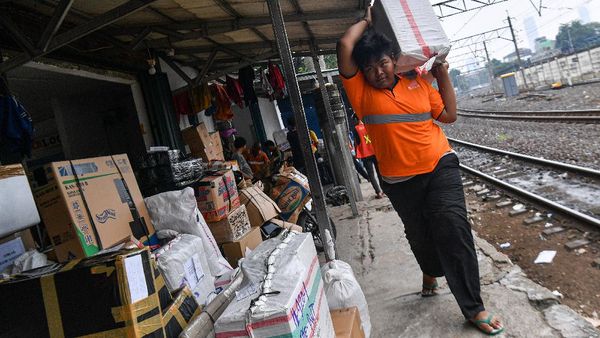 Jasa Pengiriman Barang Via Kereta Menurun Akibat COVID-19