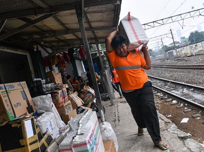 Jasa Pengiriman Barang Via Kereta Menurun Akibat COVID-19