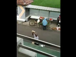 Cara Kocak Netizen Beli Tahu Bulat dan Kerupuk dengan Physical Distancing Cara Kocak Netizen Beli Tahu Bulat dan Kerupuk dengan Physical Distancing