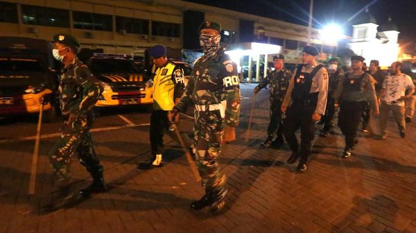 TNI-Polri Patroli Malam Bubarkan Kerumunan Warga