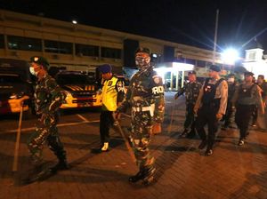 TNI-Polri Patroli Malam Bubarkan Kerumunan Warga