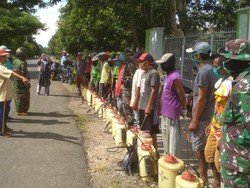 Puluhan Petani di Bulukumba Turun Tangan Semprot Disinfektan ke Rumah Warga