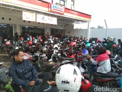 Polisi Bubarkan Kerumunan Pelamar Kerja di Minimarket Mojokerto