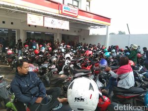 Polisi Bubarkan Kerumunan Pelamar Kerja di Minimarket Mojokerto Polisi Bubarkan Kerumunan Pelamar Kerja di Minimarket Mojokerto