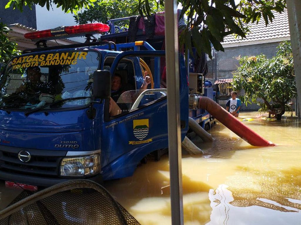 Anak Sungai Cinambo Meluap, Perumahan Adipura Bandung Terendam Banjir Anak Sungai Cinambo Meluap, Perumahan Adipura Bandung Terendam Banjir