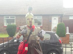 Aksi Tukang Pos yang Menghibur di Tengah Pandemi Corona