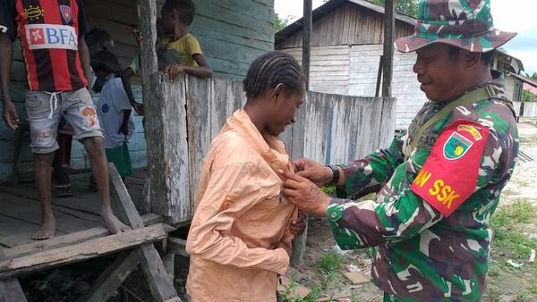 Satgas TMMD 107 Bagikan Pakaian Layak Pakai Pada Warga Kampung Epem