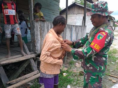 Satgas TMMD 107 Bagikan Pakaian Layak Pakai Pada Warga Kampung Epem