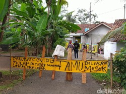 Warga Ciamis Blokade Jalan Kampung dan Larang Perantau Pulang