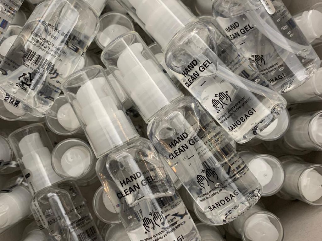 Cegah Covid-19, RS Operasi Plastik di Korea Bagikan Hand Sanitizer Cegah Covid-19, RS Operasi Plastik di Korea Bagikan Hand Sanitizer