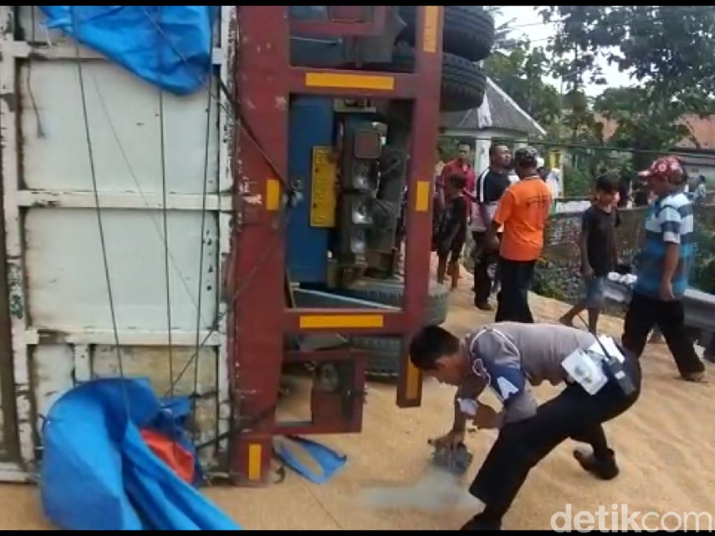 3 Orang Tewas dalam Kecelakaan Beruntun di Flyover Kretek Brebes 3 Orang Tewas dalam Kecelakaan Beruntun di Flyover Kretek Brebes