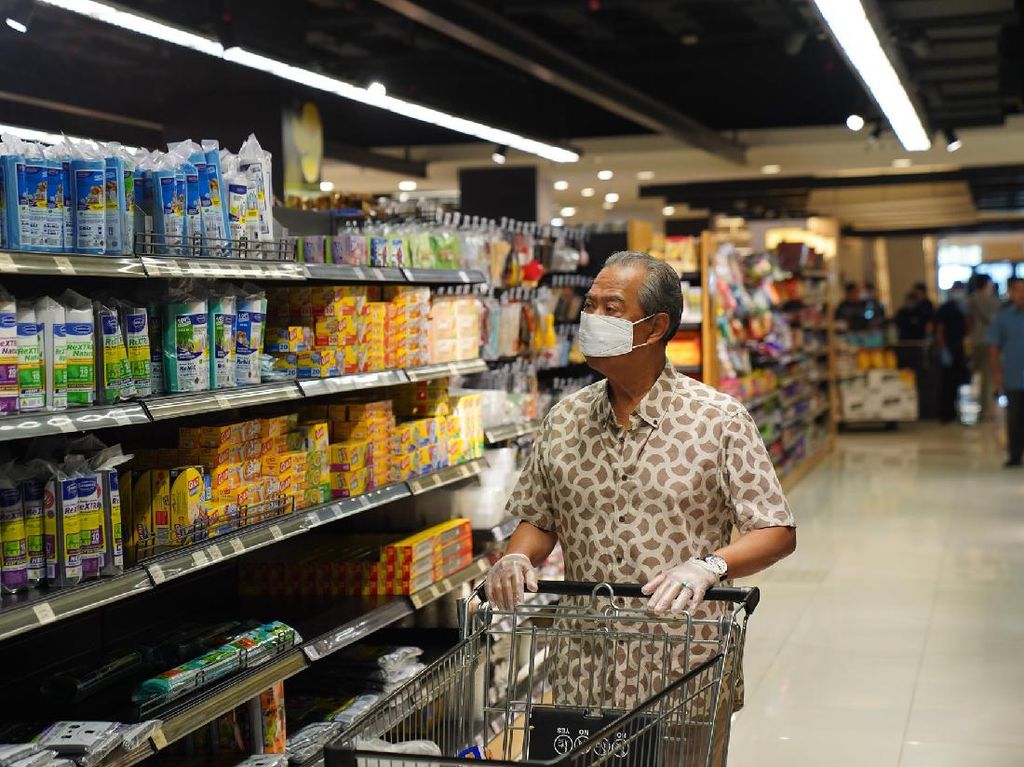 Gaya PM Malaysia ke Supermarket Saat Corona, Pakai Sarung Tangan Medis Gaya PM Malaysia ke Supermarket Saat Corona, Pakai Sarung Tangan Medis