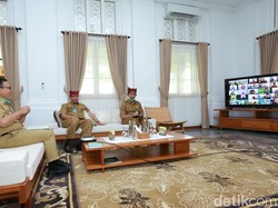 Bupati Anas Bantu PKL-Pengemudi Becak Terdampak Corona