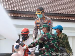 8 Mobil Tangki Semprotkan Disinfektan di Ruas Jalan Tuban