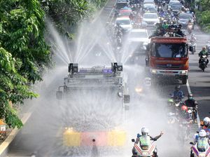 Penyemprotan Disinfektan di Jalanan: Marak di RI, Dinilai Konyol WHO