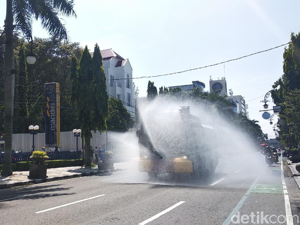 Pandemi Corona, Water Cannon Guyur Disinfektan di Jalanan Bandung