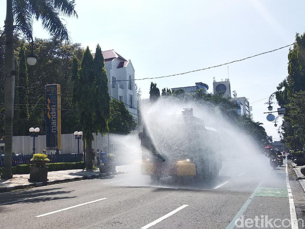 Pandemi Corona, Water Cannon Guyur Disinfektan di Jalanan Bandung Pandemi Corona, Water Cannon Guyur Disinfektan di Jalanan Bandung